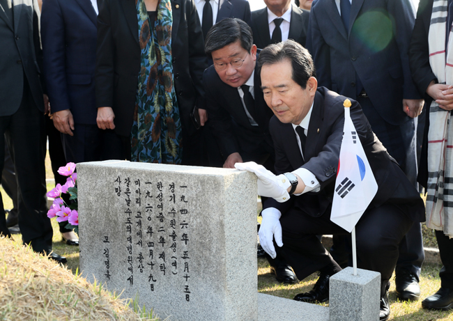 정 의장은 19일 강북구 수유동에 위치한 국립 4.19 민주묘지를 찾아 민주묘역에 헌화한 뒤 참배했다. 정 의장은 방명록에 “4·19 혁명 정신은 영원히 더욱 빛내야 합니다