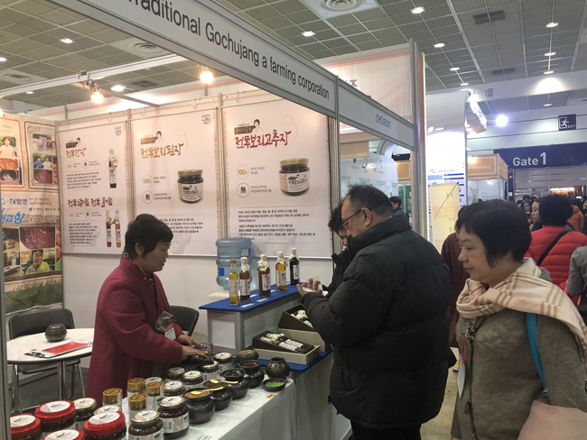 (재)전남생물산업진흥원은 최근 서울 코엑스에서 열린 국내 최대 규모 푸드 페스티벌 ‘2018 국제푸드위크’에 참여해 13억 원 상당의 전남 바이오식품기업 제품 상담 성과를 거뒀다고 6일 밝혔다. / 김옥현 기자