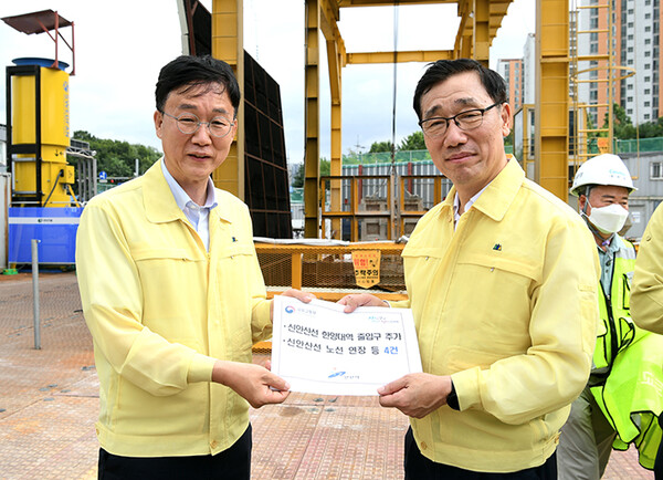 이민근 시장이 7월 21일 안산시를 방문한 어명소 국토부 2차관에게 신안산선 연장등 을 건의하고 있다.