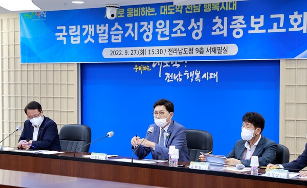 왼쪽부터)문금주 행정부지사, 김철우 보성군수, 유환철 보성군 해양수산 과장