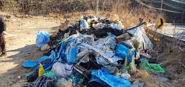 쓰레기 무단투기로 오염된 땅