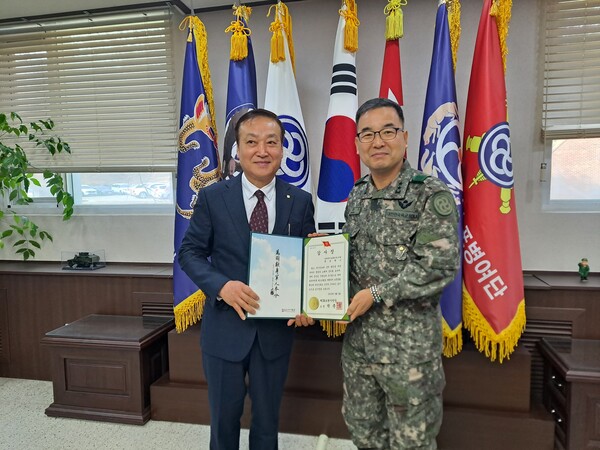 박춘식 제28보병사단장, ㈔세계밀리터리룩에 감사장 전달