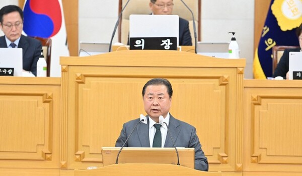 파주 시의회에 참석한 김경일 시장