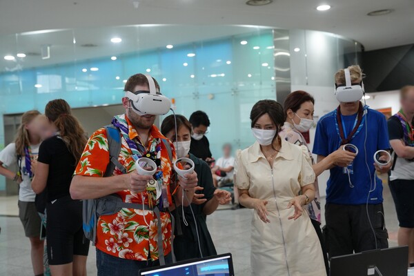 잼버리 대원들이 한국만화박물관에서 가상현실(VR) 체험을 하고 있다