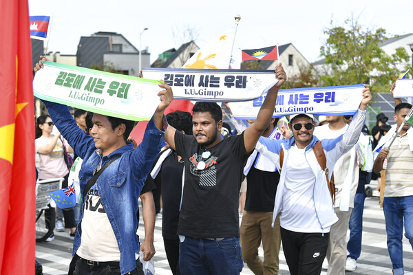 지난 9월 24일 김포에서 열린 세계인 큰잔치에서 김포거주 이주민들이 김포에 사는 우리 슬로건을 들고 행진하고 있다.