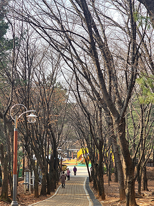 어린이놀이터가 정비된 고리울가로공원에서 시민들이 산책을 즐기고 있다.